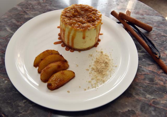 Mini apple vanilla bean cheesecake with streusel topping. (Pratham Gokhale/HT PHOTO)