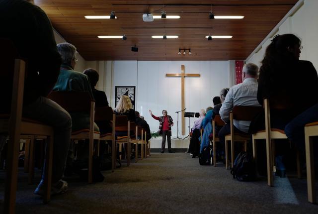 A church member leads churchgoers into song during a Baptism ceremony for newly-converted Muslim refugees at the Evangelisch-Freikirchliche Gemeinde church in Berlin on November 27. (AFP Photo) A church member leads churchgoers into song during a Baptism ceremony for newly-converted Muslim refugees at the Evangelisch-Freikirchliche Gemeinde church in Berlin on November 27. (AFP Photo)