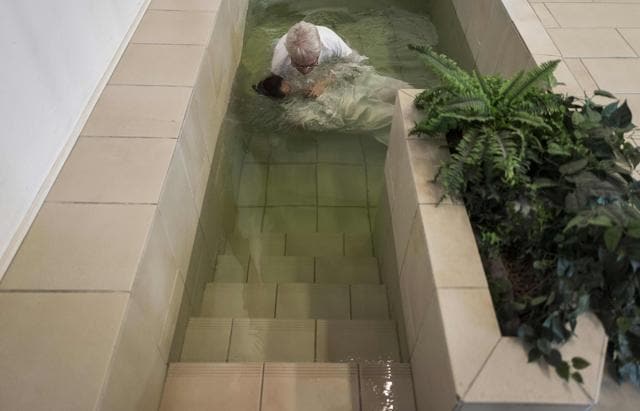 Pastor Matthias Linke of the Evangelisch-Freikirchliche Gemeinde church baptises a newly converted Muslim refugee during a ceremony in Berlin on November 27. (AFP Photo) Pastor Matthias Linke of the Evangelisch-Freikirchliche Gemeinde church baptises a newly converted Muslim refugee during a ceremony in Berlin on November 27. (AFP Photo)