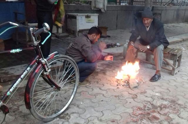 People warming their hands on a chilly Delhi morning, Dec10, 2016. (Mohd Zakir / HT Photo ) People warming their hands on a chilly Delhi morning, Dec10, 2016. (Mohd Zakir / HT Photo )