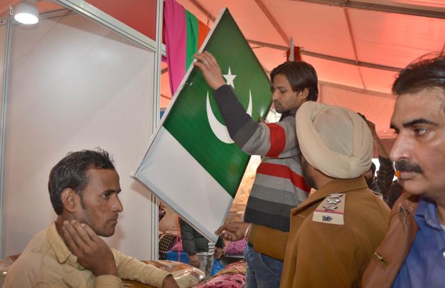 Pakistani traders removing boards carrying their national flag on police instructions at PITEX, Amritsar. (Gurpreet Singh/HT) Pakistani traders removing boards carrying their national flag on police instructions at PITEX, Amritsar. (Gurpreet Singh/HT)