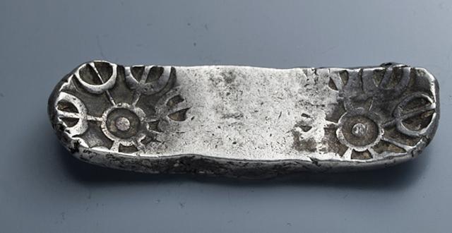 Silver bent bar punch-marked coins, from the capital of the kingdom - Takshashila. (Photo courtesy: columbia.edu) Silver bent bar punch-marked coins, from the capital of the kingdom - Takshashila. (Photo courtesy: columbia.edu)