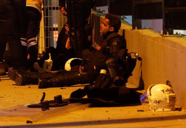 Wounded police officers are helped after a blast in Istanbul, Turkey. (Reuters Photo) Wounded police officers are helped after a blast in Istanbul, Turkey. (Reuters Photo)
