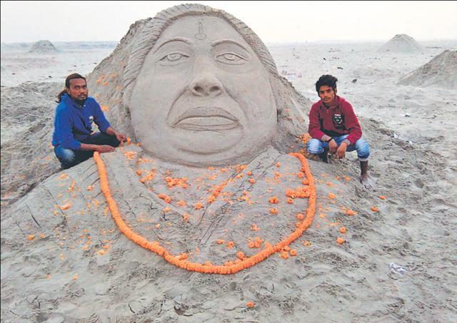 Kumar pays tributes to late Tamil Nadu chief minister J Jayalalithaa. (HT Photo) Kumar pays tributes to late Tamil Nadu chief minister J Jayalalithaa. (HT Photo)