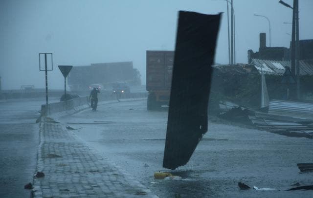 Heavy rains lashes Chennai as high velocity winds uprooted hundreds of trees as the severe cyclonic storm Vardah was making its landfall on Monday afternoon. (Vanne Srinivasulu / HT Photo) Heavy rains lashes Chennai as high velocity winds uprooted hundreds of trees as the severe cyclonic storm Vardah was making its landfall on Monday afternoon. (Vanne Srinivasulu / HT Photo)