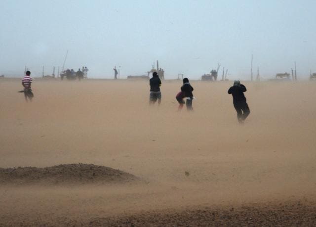 People on a Chennai beach face the speedy winds after the landfall of Vardah (Vanne Srinivasulu / HT Photo) People on a Chennai beach face the speedy winds after the landfall of Vardah (Vanne Srinivasulu / HT Photo)