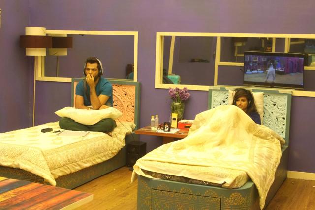 Priyanka Jagga is trying her best to make Manu feel jealous. (Colors) Priyanka Jagga is trying her best to make Manu feel jealous. (Colors)
