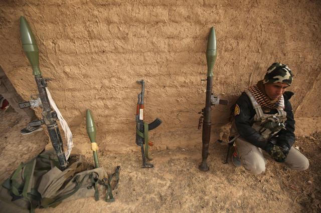 A Shiite fighter from the Hashed al-Shaabi paramilitary unit sits next to weapons on the western outskirts of Mosul. (AFP photo) A Shiite fighter from the Hashed al-Shaabi paramilitary unit sits next to weapons on the western outskirts of Mosul. (AFP photo)