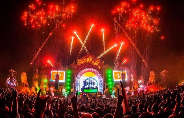 (www.facebook.com/SunburnFestival) (www.facebook.com/SunburnFestival)