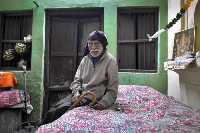 Nand Lal, a resident of Bhim Nagar, Gurgaon, is a retired armyman who served on the border along Punjab and Jammu and Kashmir. He now lives in a dingy 10x10 ft room. (Parveen Kumar/HT PHoto) Nand Lal, a resident of Bhim Nagar, Gurgaon, is a retired armyman who served on the border along Punjab and Jammu and Kashmir. He now lives in a dingy 10x10 ft room. (Parveen Kumar/HT PHoto)
