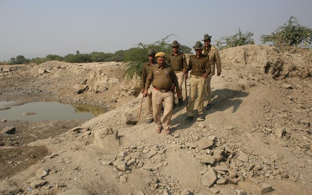 Police officials along with RAC guards petrol the mine from which gold coins were found , at Malpura in Tonk. (Himanshu Vyas/HT ) Police officials along with RAC guards petrol the mine from which gold coins were found , at Malpura in Tonk. (Himanshu Vyas/HT )