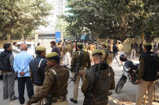 Protesting workers had locked the Noida authority’s Sector 39 office gate in the morning. (Burhaan Kinu/HT PHOTO)