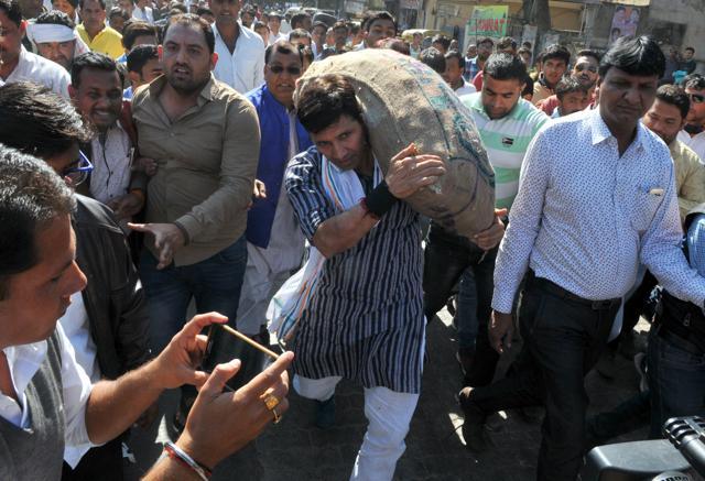 Congress MLA Jitu Patwari carries a sack of potatoes on his back in Indore on Friday. (Shankar Mourya/ HT photo) Congress MLA Jitu Patwari carries a sack of potatoes on his back in Indore on Friday. (Shankar Mourya/ HT photo)