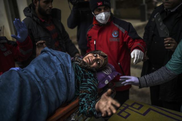 An injured Syrian woman from Aleppo reacts as she is being transported from the Syrian side of the Bab al-Hawa border crossing to a hospital in Turkey. (AFP Photo)