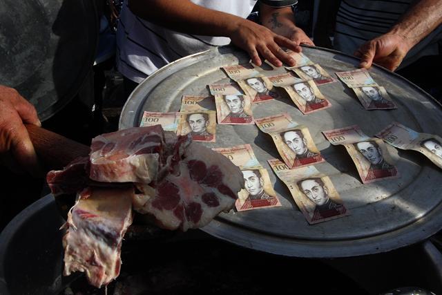 People protest over the lack of cash as the banknotes have not appeared, in San Cristobal, in Venzuela's Tachira state. (AFP Photo) People protest over the lack of cash as the banknotes have not appeared, in San Cristobal, in Venzuela's Tachira state. (AFP Photo)