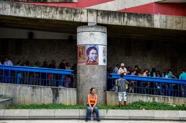 People queue outside Venezuela's Central Bank (BCV) in Caracas. (AFP Photo) People queue outside Venezuela's Central Bank (BCV) in Caracas. (AFP Photo)