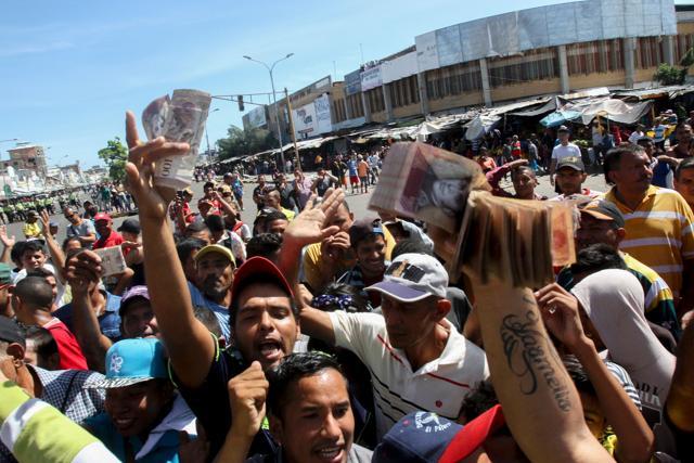 A handout picture shows people protesting due to a lack of cash outside Venezuela's Central Bank (BCV). (AFP Photo/Panorama) A handout picture shows people protesting due to a lack of cash outside Venezuela's Central Bank (BCV). (AFP Photo/Panorama)