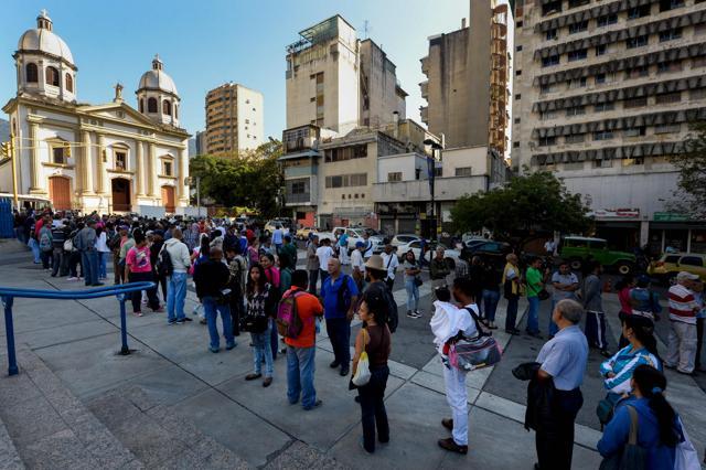 Venezuelans lined up to deposit 100-unit banknotes before they turned worthless. (AFP Photo) Venezuelans lined up to deposit 100-unit banknotes before they turned worthless. (AFP Photo)