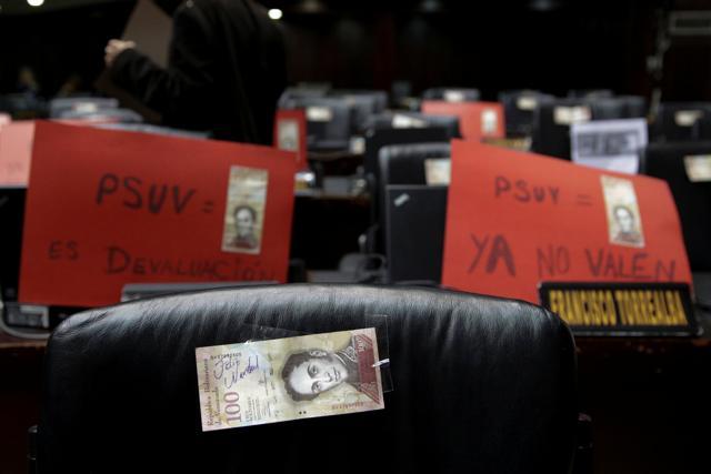 A 100-bolivar note with ‘Merry Christmas’ written on it are seen on the desks of lawmakers from Venezuela's United Socialist Party (PSUV), before a session of the National Assembly in Caracas. (Reuters Photo) A 100-bolivar note with ‘Merry Christmas’ written on it are seen on the desks of lawmakers from Venezuela's United Socialist Party (PSUV), before a session of the National Assembly in Caracas. (Reuters Photo)