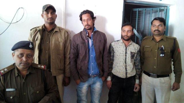 The duo who were arrested on Saturday for printing fake 
₹2,000 notes at a pathology lab in Shahdol. (HT photo)