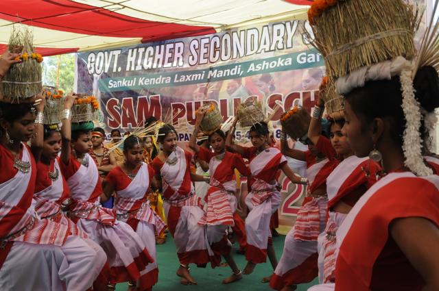 Students perform at the stall of Jharkhand at an exhibition 'Bharat Darshan' during Balrang. (Mujeeb Faruqui/HT photo) Students perform at the stall of Jharkhand at an exhibition 'Bharat Darshan' during Balrang. (Mujeeb Faruqui/HT photo)