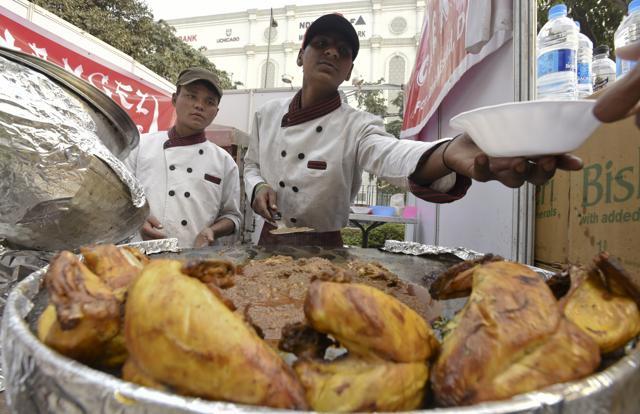 A vendor serves freshly prepared street food at the National Street Food Festival. (Sonu Mehta/HT Photo) A vendor serves freshly prepared street food at the National Street Food Festival. (Sonu Mehta/HT Photo)