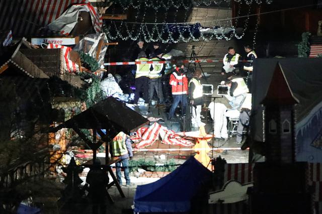 Covered dead bodies lie on the ground of a Christmas market after a truck ploughed through a crowd on Breitscheidplatz square near the fashionable Kurfuerstendamm avenue in the west of Berlin, Germany, December 20, 2016. (REUTERS Photo) Covered dead bodies lie on the ground of a Christmas market after a truck ploughed through a crowd on Breitscheidplatz square near the fashionable Kurfuerstendamm avenue in the west of Berlin, Germany, December 20, 2016. (REUTERS Photo)