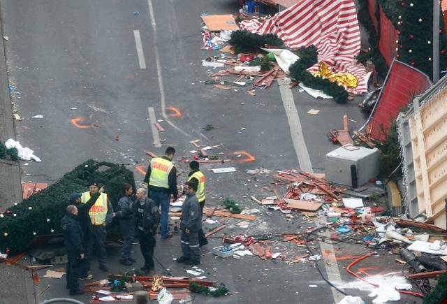Policemen investigate the scene where a truck ploughed into a crowded Christmas market in the German capital last night in Berlin, Germany, December 20, 2016. (REUTERS) Policemen investigate the scene where a truck ploughed into a crowded Christmas market in the German capital last night in Berlin, Germany, December 20, 2016. (REUTERS)