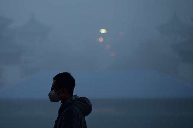 A man, wearing a mask, visits a park amid heavy air pollution in Beijing on Tuesday. (AFP photo) A man, wearing a mask, visits a park amid heavy air pollution in Beijing on Tuesday. (AFP photo)