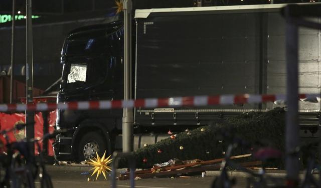 A Christmas tree lies next to a truck following an accident with the truck on Breitscheidplatz square near the fashionable Kurfuerstendamm avenue in the west of Berlin, Germany, December 19, 2016. (REUTERS) A Christmas tree lies next to a truck following an accident with the truck on Breitscheidplatz square near the fashionable Kurfuerstendamm avenue in the west of Berlin, Germany, December 19, 2016. (REUTERS)