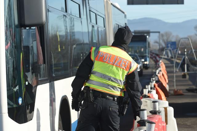 A German policeman looks at vehicles passing by the French-German border on December 22, 2016, in Ottmarsheim, eastern France. German authorities came under fire on December 22 after it emerged that the prime suspect in Berlin's deadly truck attack, a rejected Tunisian asylum seeker, was known as a potentially dangerous jihadist. (AFP Photo)