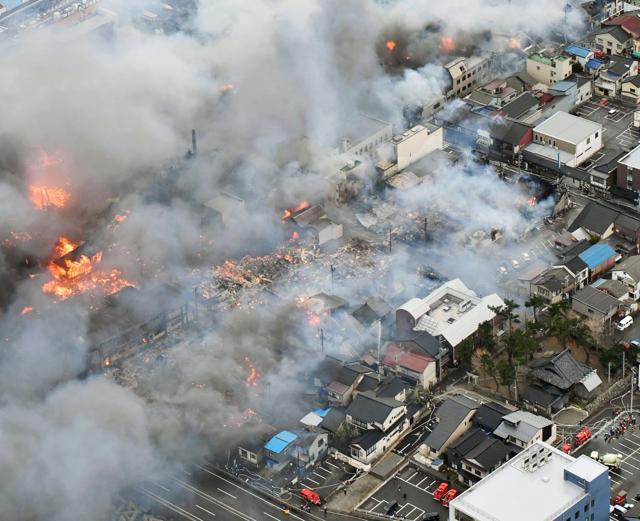 Smoke billows from houses engulfed in a fire in Itoigawa, Japan on Thursday. (AP photo) Smoke billows from houses engulfed in a fire in Itoigawa, Japan on Thursday. (AP photo)