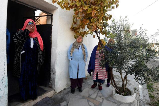 Nourhane Amri (L), the mother of 24-year-old Anis Amri, the prime suspect in Berlin's deadly truck attack, reacts in front her house in the town of Oueslatia, in Tunisia's region of Kairouan on December 22, 2016. (AFP Photo)
