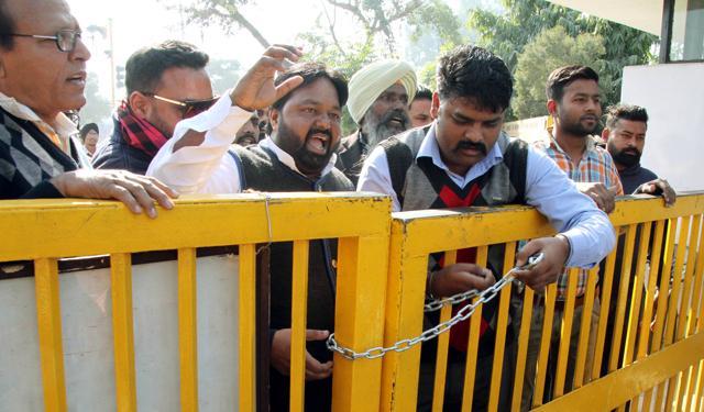 Members of Dr Ambedkar Shakti Dal locking gate number 2 of PAU in Ludhiana on Wednesday. (Jagtinder Singh Grewal / HT Photo) Members of Dr Ambedkar Shakti Dal locking gate number 2 of PAU in Ludhiana on Wednesday. (Jagtinder Singh Grewal / HT Photo)