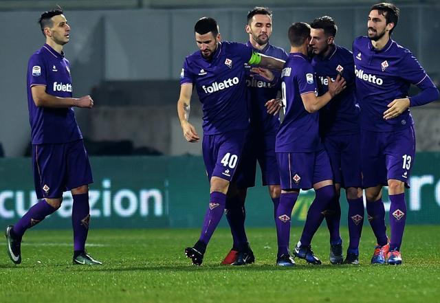 Fiorentina's Federico Bernardeschi (2nd R) celebrates with teammates after scoring a penalty kick. (AFP) Fiorentina's Federico Bernardeschi (2nd R) celebrates with teammates after scoring a penalty kick. (AFP)