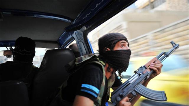 Syrian rebels hunt for snipers in Aleppo’s suburbs after anti-Assad forces swooped into the city in July 2012. (AFP Photo) Syrian rebels hunt for snipers in Aleppo’s suburbs after anti-Assad forces swooped into the city in July 2012. (AFP Photo)