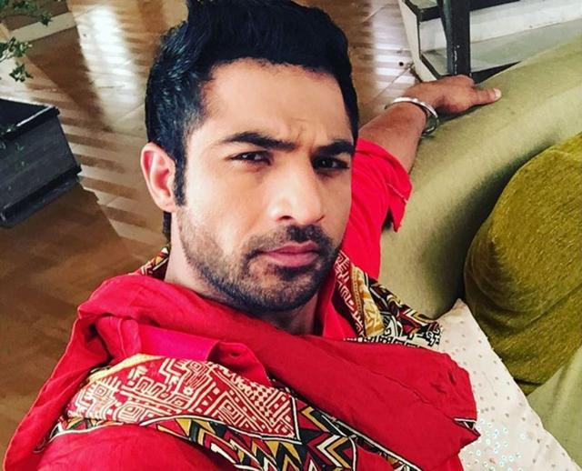 Actor Mohammad Nazim wants to gift his co-star Devoleena Bhattacharjee a shawl.