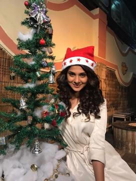 Actor Jennifer Winget in Christmas mode.