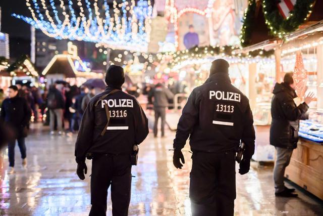 Police patrols at the reopened Christmas market near the Kaiser-Wilhelm-Gedaechtniskirche (Kaiser Wilhelm Memorial Church) in Berlin on December 22, 2016. (AFP Photo) Police patrols at the reopened Christmas market near the Kaiser-Wilhelm-Gedaechtniskirche (Kaiser Wilhelm Memorial Church) in Berlin on December 22, 2016. (AFP Photo)