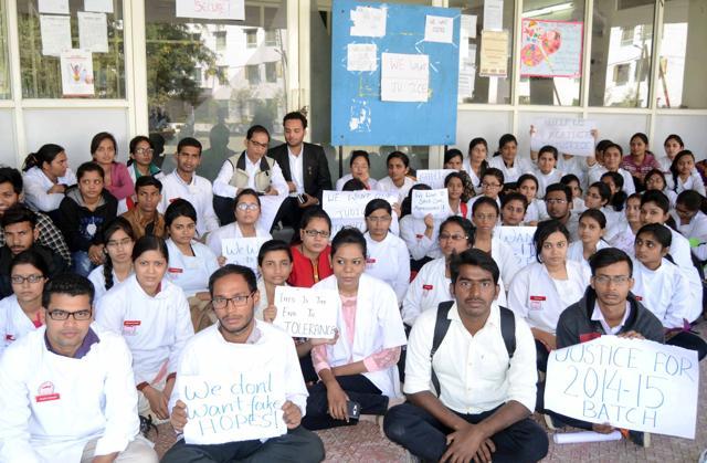 Mansoravar Dental College students protest against the HC ruling in Bhopal on Thursday. (HT photo) Mansoravar Dental College students protest against the HC ruling in Bhopal on Thursday. (HT photo)