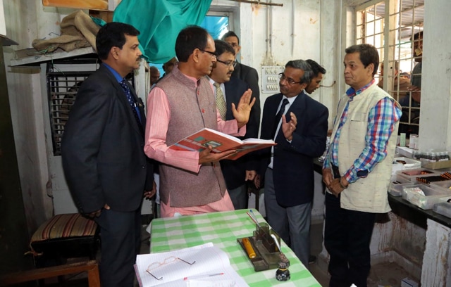 The CM inspected the medicine distribution centre and stock register at the Hamidia hospital. The CM inspected the medicine distribution centre and stock register at the Hamidia hospital.