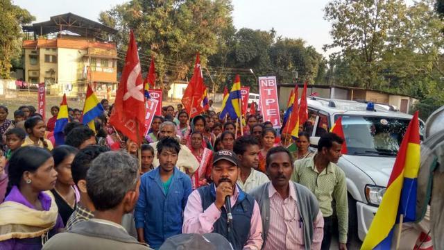 A joint forum of tea workers’ unions raise slogans demanding rollback of RBI directive outside Malbazar SDO office (Rumela Sinha) A joint forum of tea workers’ unions raise slogans demanding rollback of RBI directive outside Malbazar SDO office (Rumela Sinha)