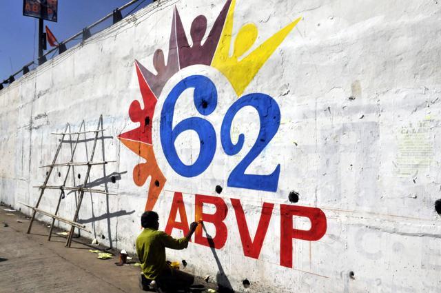 A painter painting the wall of Governments Arts and Commerce College. (Arun Mondhe/HT photo)