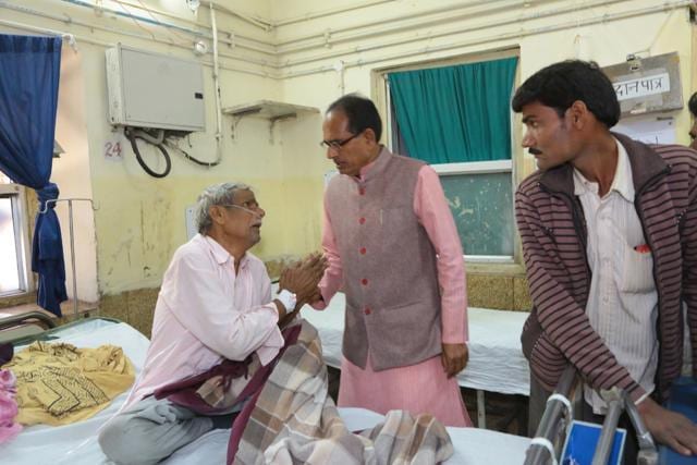Chouhan with a patient at Hamidia hospital. (HT photo) Chouhan with a patient at Hamidia hospital. (HT photo)