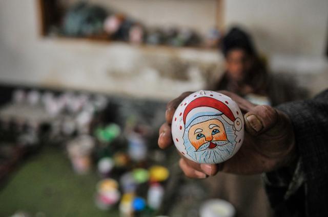 Traders say Kashmiri papier mâché Christmas decorations are shipped across the country and the world, including the United States, United Kingdom and the Middle East. (Wassem Andrabi/HT Photo) Traders say Kashmiri papier mâché Christmas decorations are shipped across the country and the world, including the United States, United Kingdom and the Middle East. (Wassem Andrabi/HT Photo)