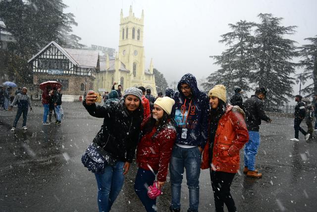 Tourists take selfies. (Deepak Sansta/HT Photo) Tourists take selfies. (Deepak Sansta/HT Photo)