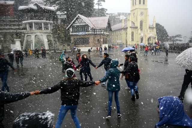 Tourists dance in the snow. (Deepak Sansta/HT Photo) Tourists dance in the snow. (Deepak Sansta/HT Photo)