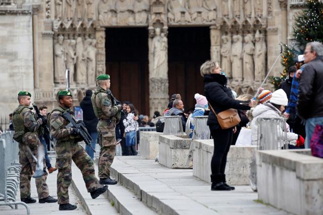 French soldiers patrol outside the Notre Dame Cathedral as part of the ‘Vigipirate’ security plan as emergency security measures continue during the holiday season in Paris. (REUTERS) French soldiers patrol outside the Notre Dame Cathedral as part of the ‘Vigipirate’ security plan as emergency security measures continue during the holiday season in Paris. (REUTERS)