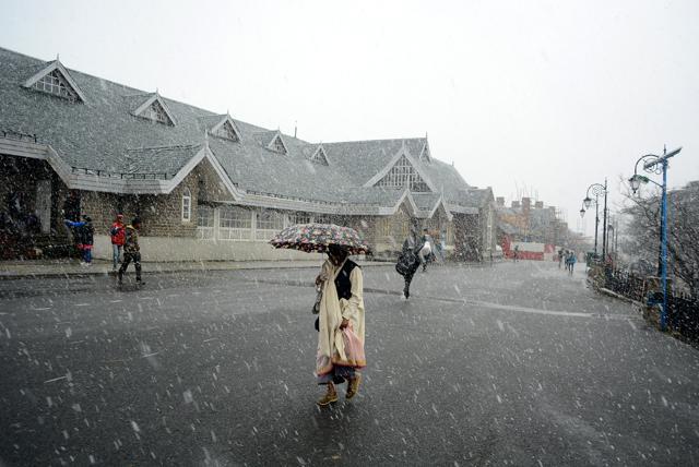 People amid snowfall in Shimla. (Deepak Sansta/HT Photo) People amid snowfall in Shimla. (Deepak Sansta/HT Photo)