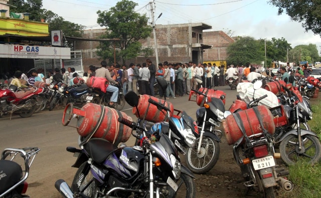About 10,000 consumers have given up their LPG subsidy. (Arun Mondhe/HT photo) About 10,000 consumers have given up their LPG subsidy. (Arun Mondhe/HT photo)